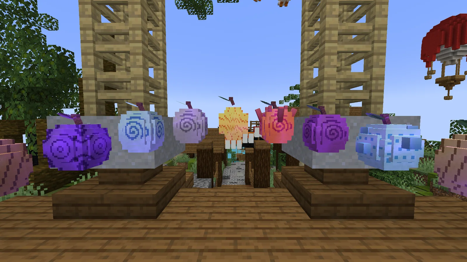 Neuf fruits maudits aux motifs en spirale, sur la place du Port